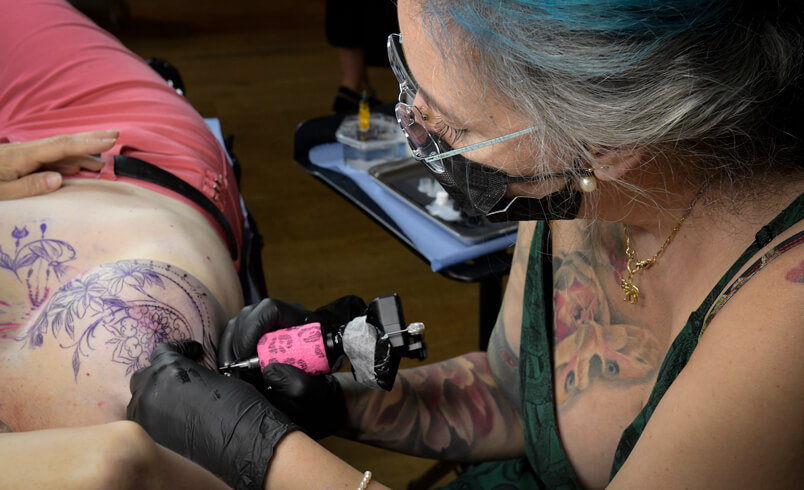 Cancer du sein : se reconstruire grâce au tatouage artistique