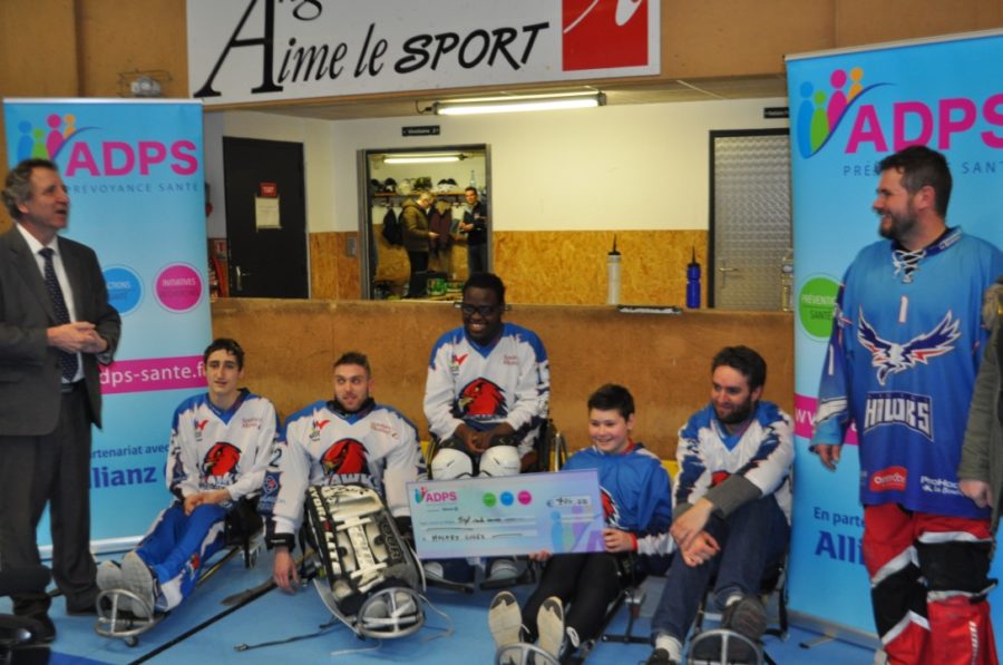 Angers: un don au club de Hawk Hockey Luge